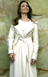 组图：安吉丽娜-朱莉抵达柏林作客外交部会大臣