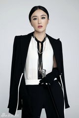 组图：秦岚最新杂志写真 帅气御姐风范十足