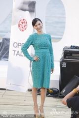 组图：张柏芝亮相变握手会 绿裙优雅难掩膝盖伤痕