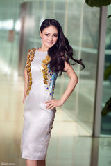 组图：樊蕊时尚大片秀香肩  熟女气质尽显