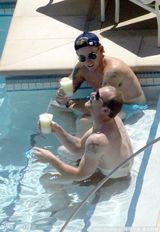 幻灯图：韦恩-鲁尼夫妇享受日光浴 俯身讨亲秀恩爱