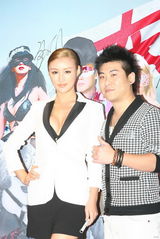 组图：《东成西就2011》首映 众主创亮相红毯