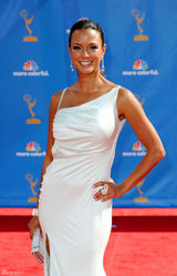 高清组图：艾美奖红毯 伊芙-拉茹白色露背礼服