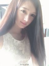 组图：女子酷似杨幂  网友直呼傻傻分不清