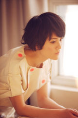 组图：刘孜全新暖春写真大气知性