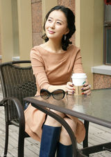 组图：周牧茵街拍 裸色连衣裙搭长靴