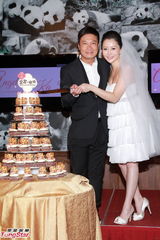 组图：香港艺人钱嘉乐汤盈盈结婚 接吻秀对戒