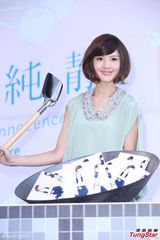 组图：郭静签唱会否认整容 厨师爸爸送乳鸽助阵