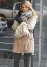 组图：弗莱利现身《绯闻女孩》片场煲电话粥