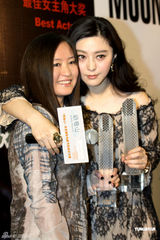 组图：范冰冰庆功宴洒热泪 现场大方派送拥抱