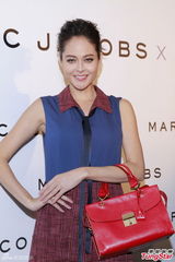 组图：杨采妮加勒比海度蜜月 长辈已想抱孙