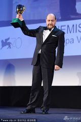 组图：瑟米斯凭《暴力小姐》获最佳男演员奖