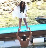 组图：F1总裁千金大婚奢靡派对 吻同性入水走光