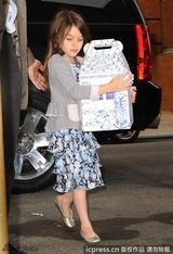 组图：凯蒂带女儿出门 苏瑞碎花裙飘逸星味十足