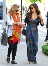 高清图：妮娜-杜波夫和母亲现身街头 长裙抢眼