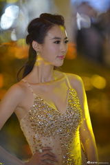 组图：车模兽兽性感透视黄金奶 自信爆乳微笑