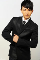 组图：许诺白领正装造型帅气干练