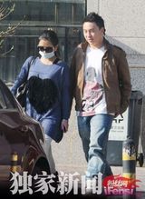 组图：何洁释小龙甜蜜回京 购家具同行照曝光