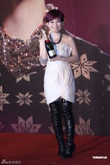 组图：梁静茹首任制作人 出道唱片高度堪比19座珠峰 