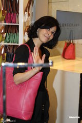 高清组图：刘嘉玲捞金秀金戒指 笑称梁朝伟表扬自己