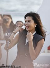 组图:全智贤着无袖裙抱双臂取暖 任达华西装帅气