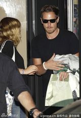 组图：巴里摩尔三婚倒计时 闺蜜迪亚茨作陪选衫