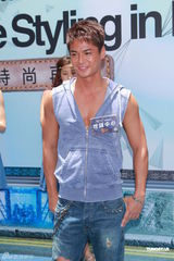 组图：罗仲谦与众美女豪车登场 选女友排除外国人