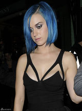 高清图：凯蒂-佩里现身伦敦 蓝发抢眼礼服别致