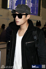 组图：少女时代KARA为赴K-POP演唱会亮相机场