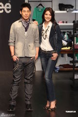 组图：性感女模吴亚馨化身时尚牛仔女郎