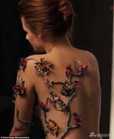 组图:暮光女半裸出镜拍大片 美背缠花深V秀椒乳