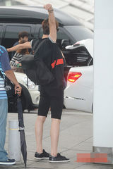 组图：李钟硕赴菲律宾拍新片 邻家男孩巨星范