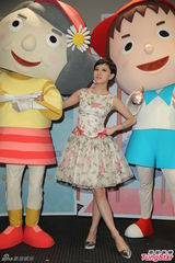 组图：郭采洁做公益否认劈腿 碎花裙展田园风情