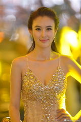 组图：车模兽兽性感透视黄金奶 自信爆乳微笑