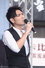 组图：杨宗纬歌迷送养声妙方 不怕与萧敬腾比较