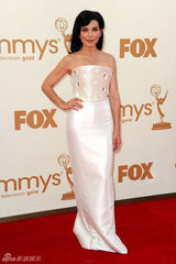 组图：艾美奖红毯 朱丽安娜-玛格丽丝镶钻长裙华贵