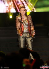 组图：黎瑞恩慈善个唱开锣 开心落泪唱经典