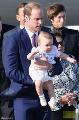 组图：凯特抱子随访澳洲 黄衣明艳狂风吹乱秀发