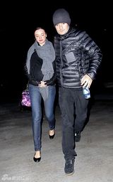 高清组图：奥兰多-布鲁姆秀恩爱 精灵王子护大肚娇妻