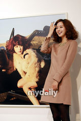 组图：韩星韩艺瑟开记者会宣传新写真 齐肩卷发俏丽