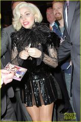 组图：GaGa透视短裙下体隐现 下车不忘摆pose