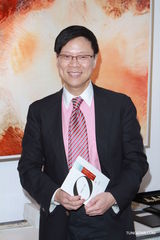 组图：任达华展出私人画作 陈志云现身捧场