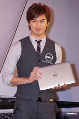 组图：陈柏霖视频聊天维系感情 工作中过白色情人节