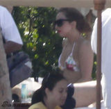 组图：LadyGaga狂甩赘肉 碎花比基尼清凉度假