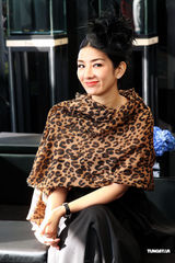 组图：黄奕亮相马球公开赛 骑马装帅气不乏妩媚