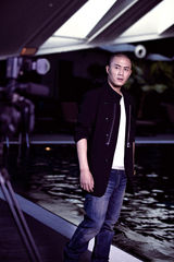 组图：杜淳最新杂志封面 暖阳下舒展轻熟男魅力