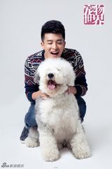 组图：孙艺洲戏外不做吕小布 携萌宠悠闲放假