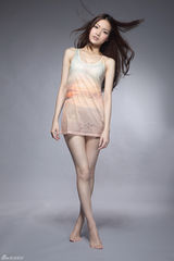 组图：叶熙祺曝大尺度写真 大秀美腿性感撩人