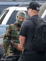 组图:朱莉养子马克多斯迷彩服配散弹枪帅气十足