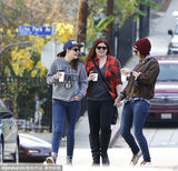 组图：暮光女外出与友人热聊 疑走出分手阴影